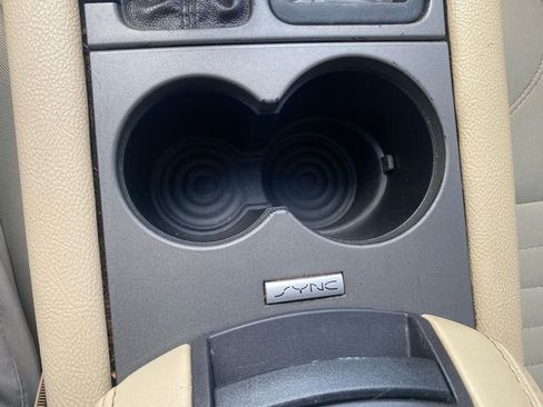 Used 2015 Ford Taurus SE image 16