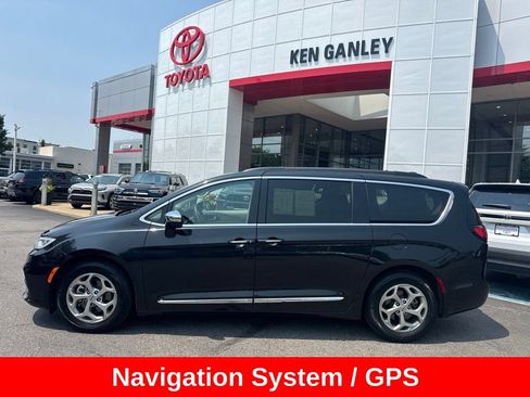 Used 2023 Chrysler Pacifica Limited FWD image 3