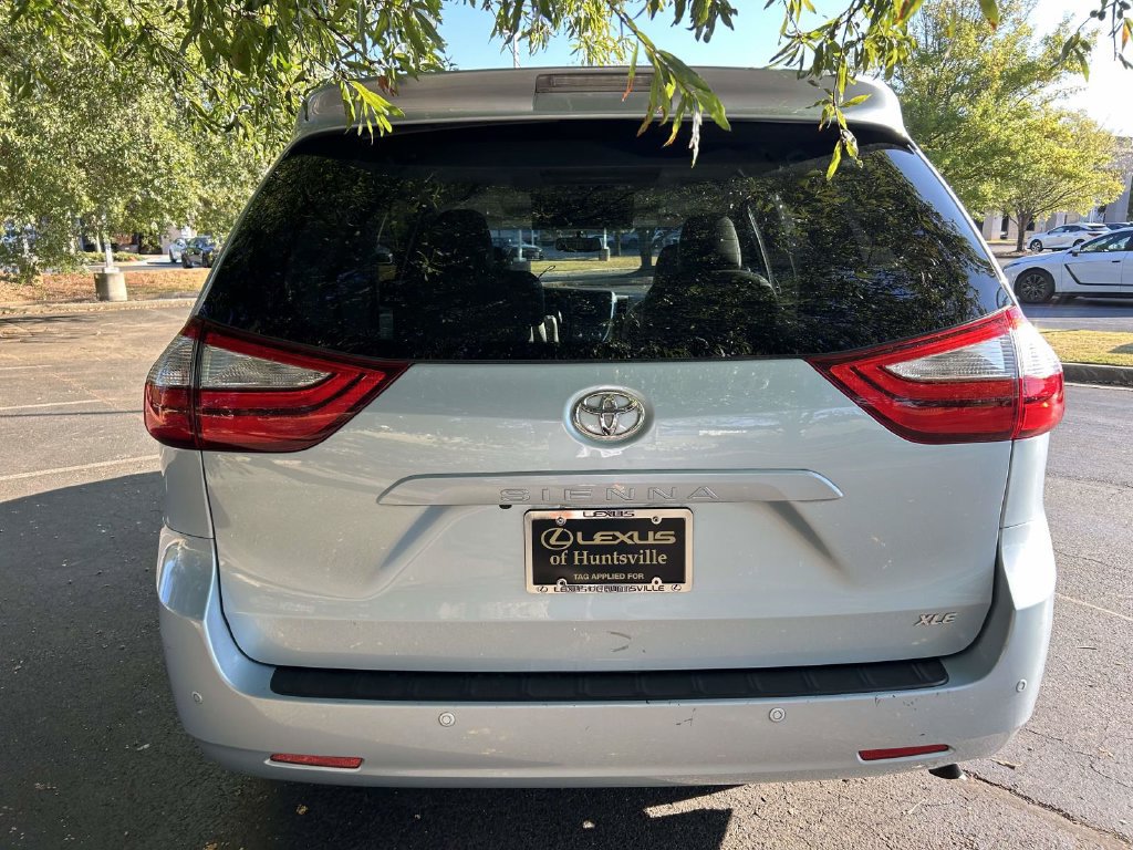 Used 2016 Toyota Sienna XLE Premium FWD image 3