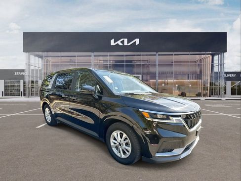 Used 2023 Kia Carnival LX image 2