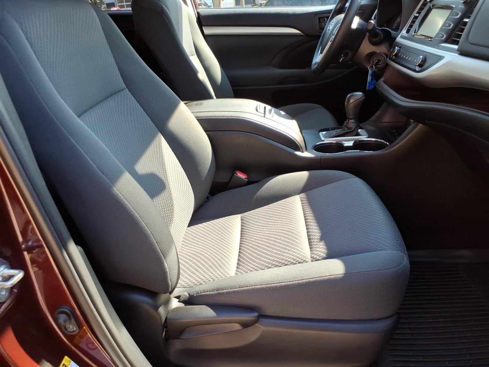 Used 2019 Toyota Highlander LE AWD/4WD image 22