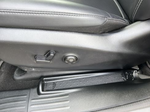 Used 2025 Chrysler Pacifica Select FWD image 15