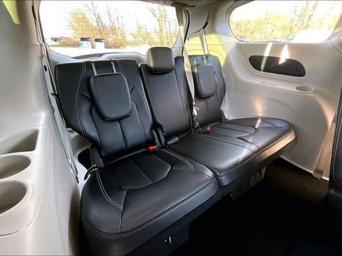 Used 2024 Chrysler Pacifica Touring-L image 28