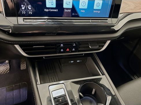 Used 2025 Volkswagen Atlas SE image 24