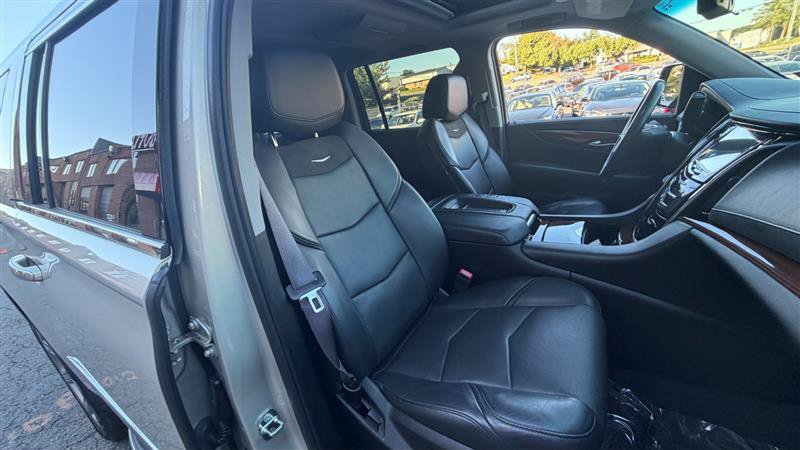 Used 2017 Cadillac Escalade ESV Luxury AWD/4WD image 6