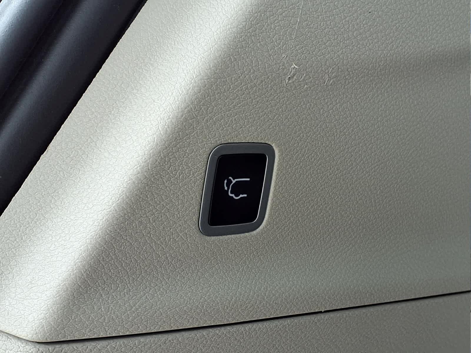 Used 2024 Chrysler Pacifica Touring-L FWD image 7
