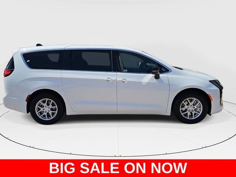 New 2027 Chrysler Pacifica Select FWD image 2