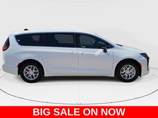 New 2027 Chrysler Pacifica Select FWD video 2