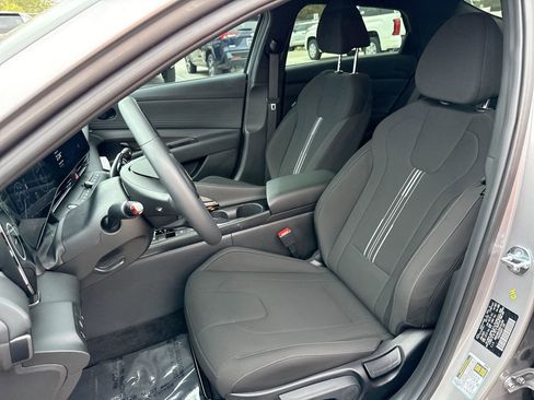 Used 2025 Hyundai Elantra SEL image 13