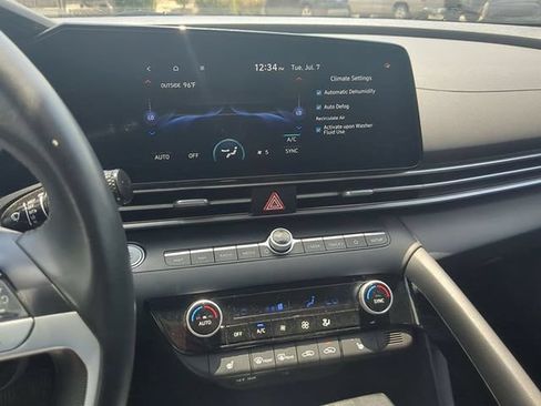 Used 2025 Hyundai Elantra SEL FWD image 28