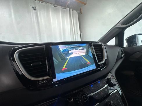 Used 2025 Chrysler Pacifica Select FWD image 25