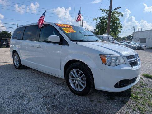 Used 2020 Dodge Grand Caravan SXT FWD image 3