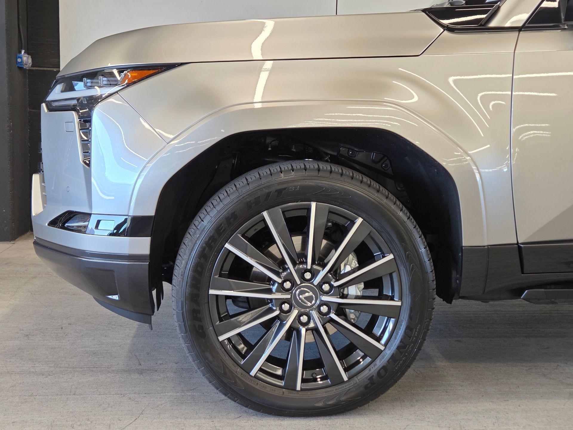 Used 2026 Lexus GX 550 w/ Accessory Package (2T) AWD/4WD image 9