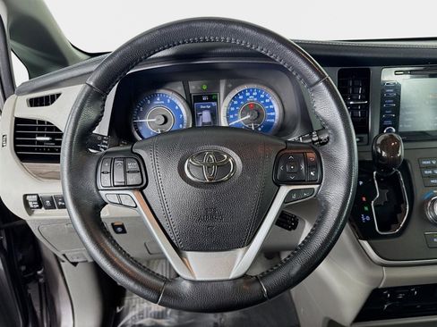 Used 2020 Toyota Sienna XLE image 13