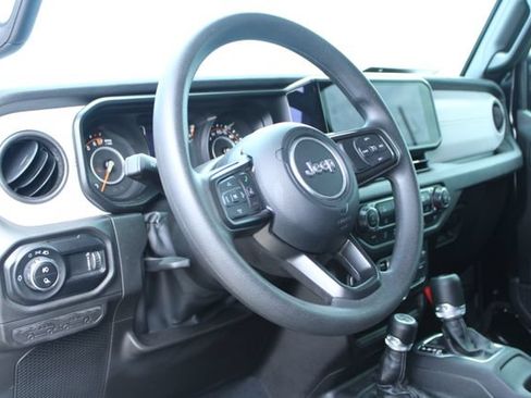 Used 2025 Jeep Gladiator Sport AWD/4WD image 8