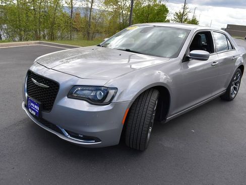 Used 2018 Chrysler 300 S w/ 300S Premium Group RWD image 10