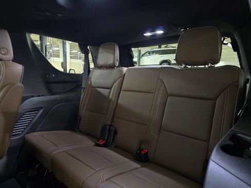 Used 2024 Chevrolet Tahoe High Country AWD/4WD image 10