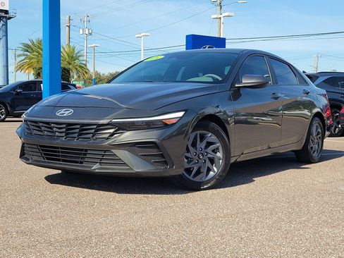 Used 2024 Hyundai Elantra SEL image 1