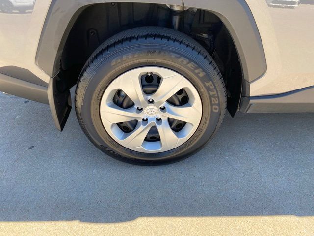 Certified 2021 Toyota RAV4 LE AWD/4WD image 16