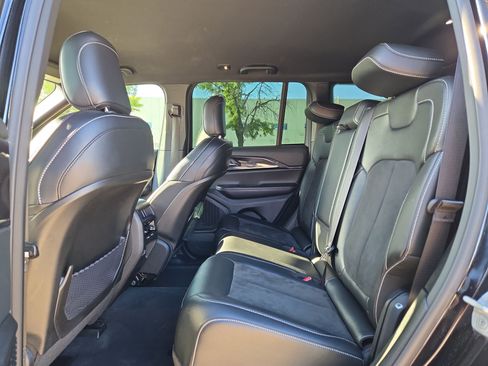 Used 2023 Jeep Grand Cherokee Altitude image 13