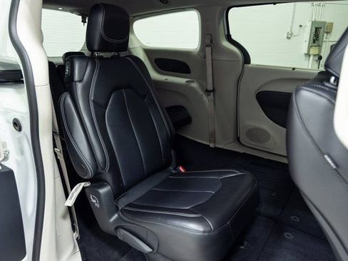 Used 2024 Chrysler Pacifica Touring-L image 23