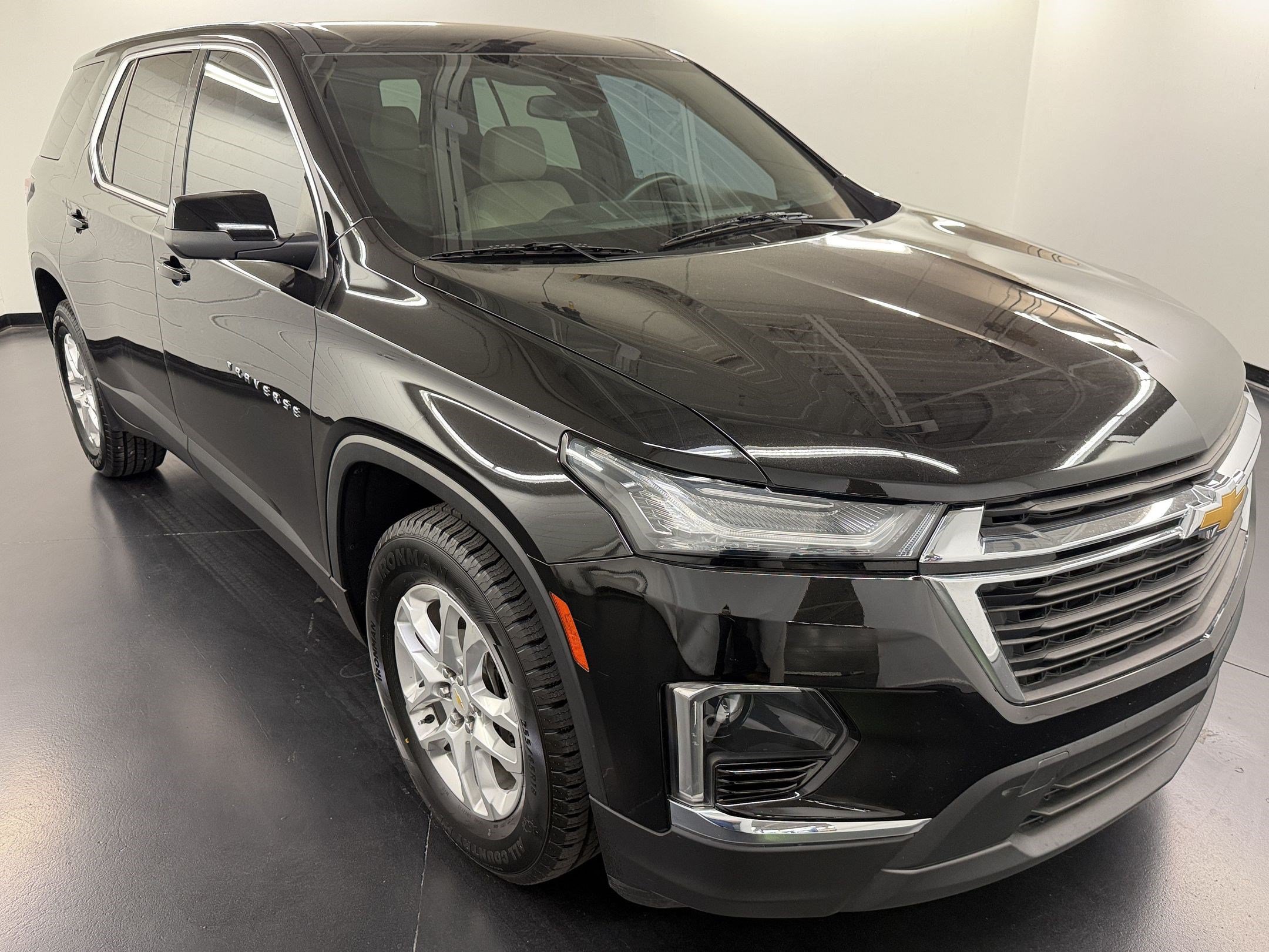 Used 2022 Chevrolet Traverse LS w/ LPO, Cargo Package FWD image 7
