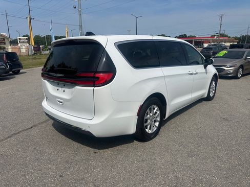 Used 2023 Chrysler Pacifica Touring-L FWD image 5