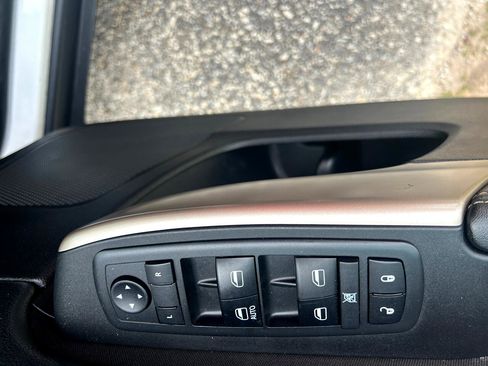 Used 2018 Jeep Cherokee Latitude w/ Mobile Office Group image 15