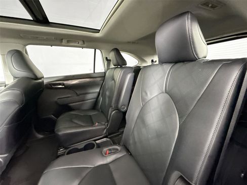 Used 2023 Toyota Highlander Platinum FWD image 32