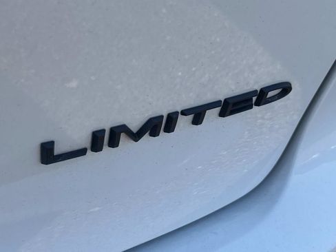 Used 2025 Chrysler Pacifica Limited FWD image 8