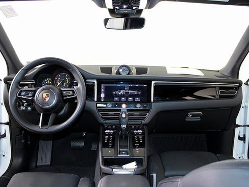 Used 2025 Porsche Macan image 13