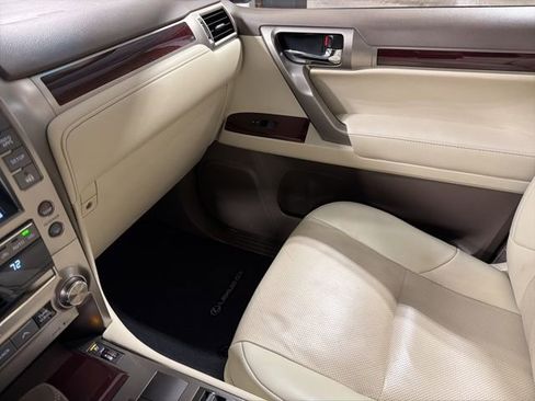 Used 2019 Lexus GX 460 Premium w/ Premium Package image 28