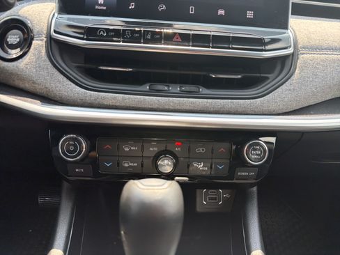 Used 2023 Jeep Compass Latitude w/ Convenience Group AWD/4WD image 22
