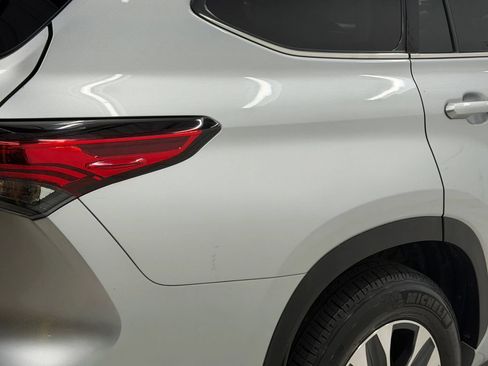 Used 2020 Toyota Highlander XLE AWD/4WD image 10
