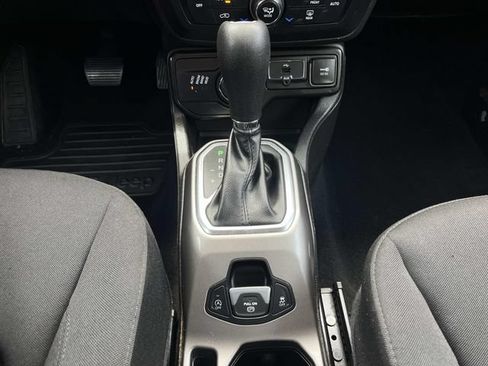 Certified 2022 Jeep Renegade Latitude w/ Convenience Group AWD/4WD image 38