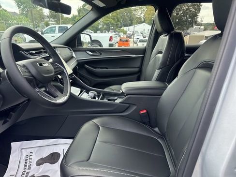 New 2025 Jeep Grand Cherokee Limited w/ Black Appearance Package AWD/4WD image 13