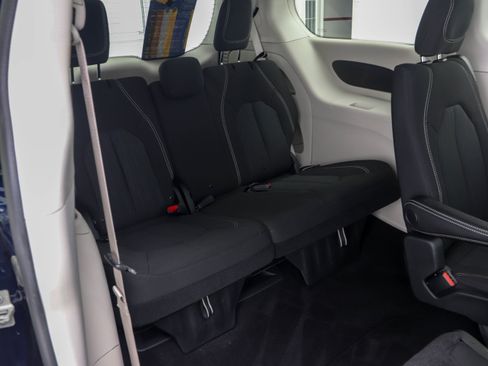 Used 2020 Chrysler Voyager LX image 15