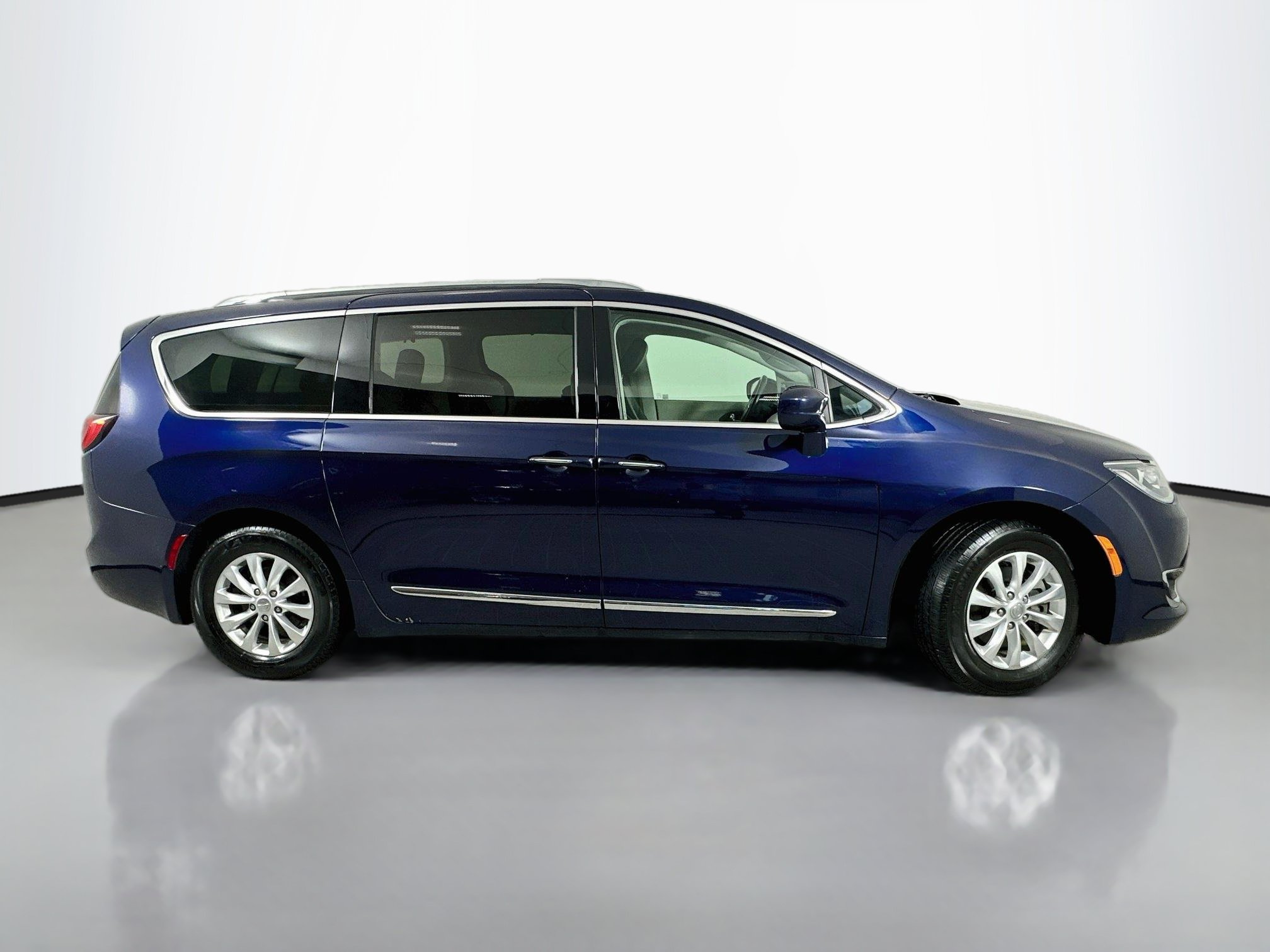 Used 2018 Chrysler Pacifica Touring-L Plus FWD image 8