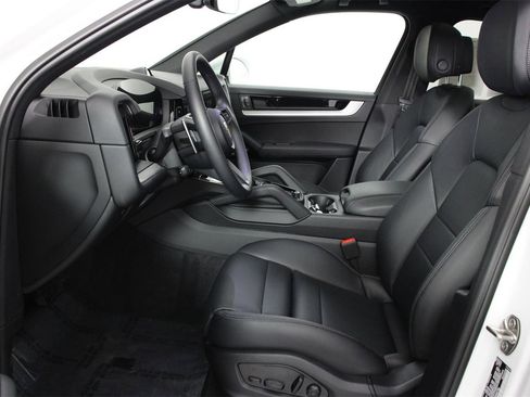 Used 2025 Porsche Cayenne image 5