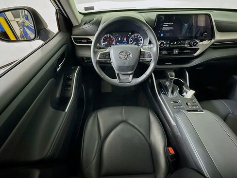 Used 2023 Toyota Highlander XLE AWD/4WD image 23