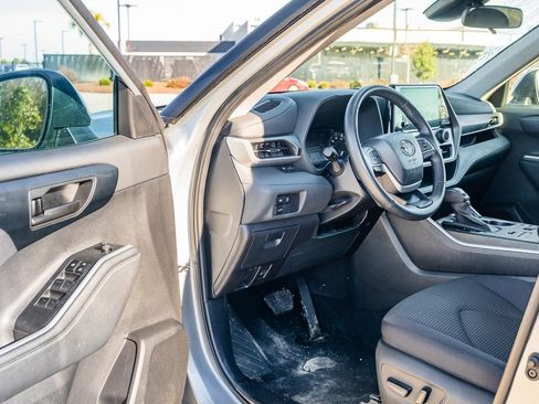 Used 2024 Toyota Highlander LE image 18