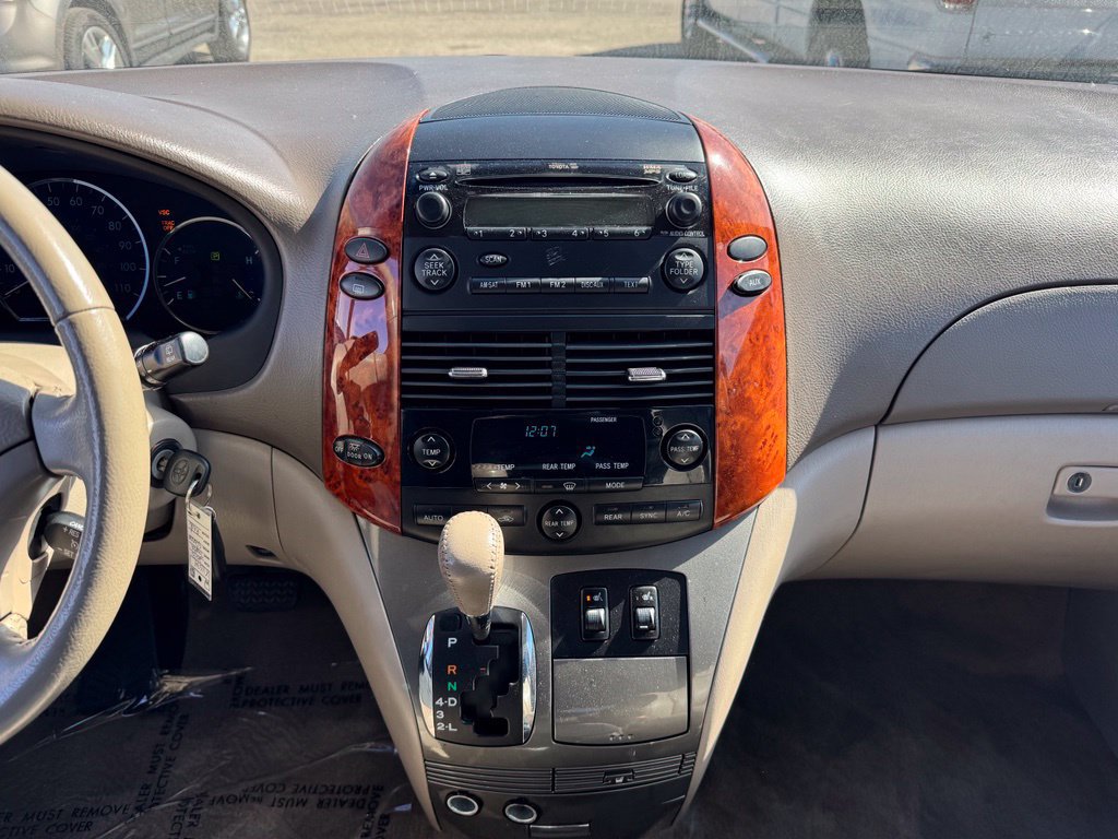 Used 2010 Toyota Sienna XLE FWD image 2