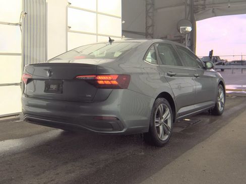 Used 2024 Volkswagen Jetta SE FWD image 5