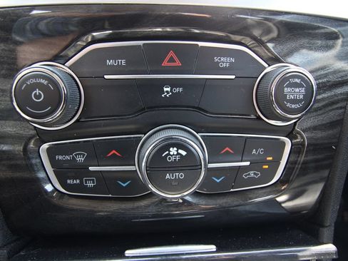 Used 2017 Chrysler 300 Limited w/ Value Package AWD/4WD image 26