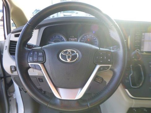 Used 2020 Toyota Sienna XLE Premium image 13