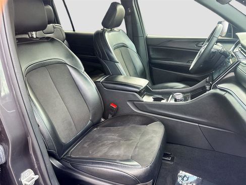 Used 2024 Jeep Grand Cherokee L Laredo AWD/4WD image 31