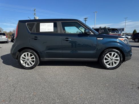Used 2017 Kia Soul + image 9