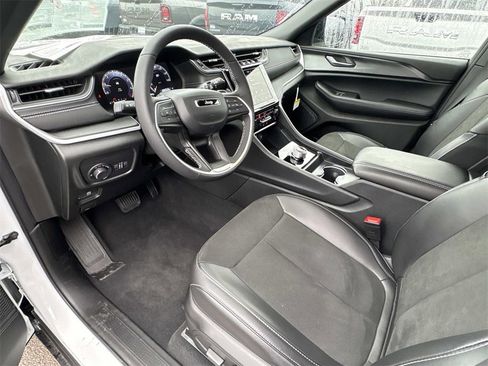 New 2025 Jeep Grand Cherokee L Altitude image 25