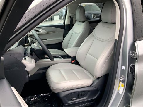 Used 2025 Ford Explorer Active w/ Active Comfort Package RWD image 8