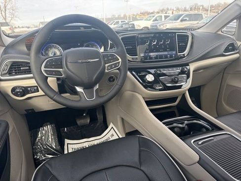 Used 2024 Chrysler Pacifica Limited image 23